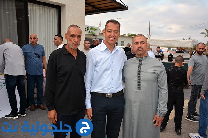اهالي جلجولية يؤدون صلاة عيد الاضحى في ساحة مسجد الروضة في جلجولية 
